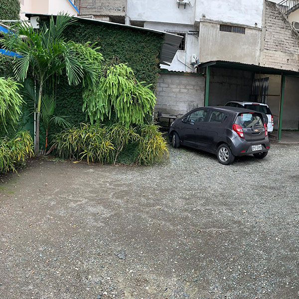 Parqueadero frente al aeropuerto de Guayaquil