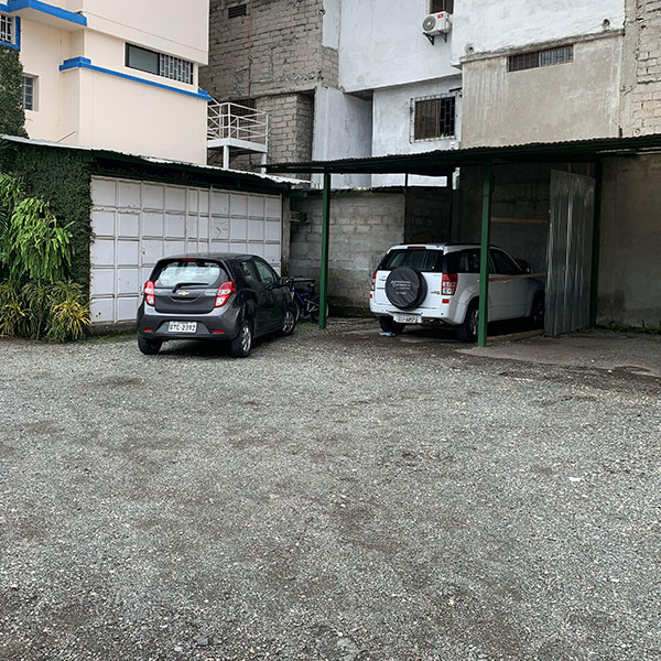 Parqueadero frente al aeropuerto de Guayaquil