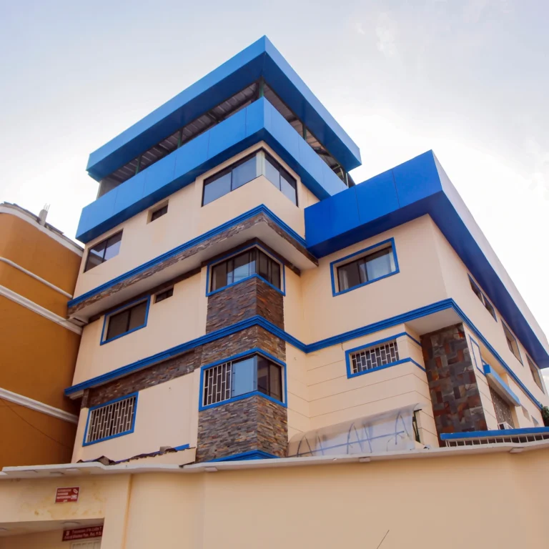 Fachada de Hostal Murali, hotel frente al Aeropuerto de Guayaquil